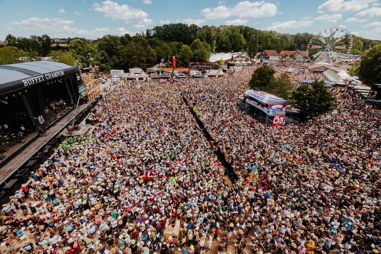 Vue aérienne prise par un drone du festival « Woodstock der Blasmusik » 2026