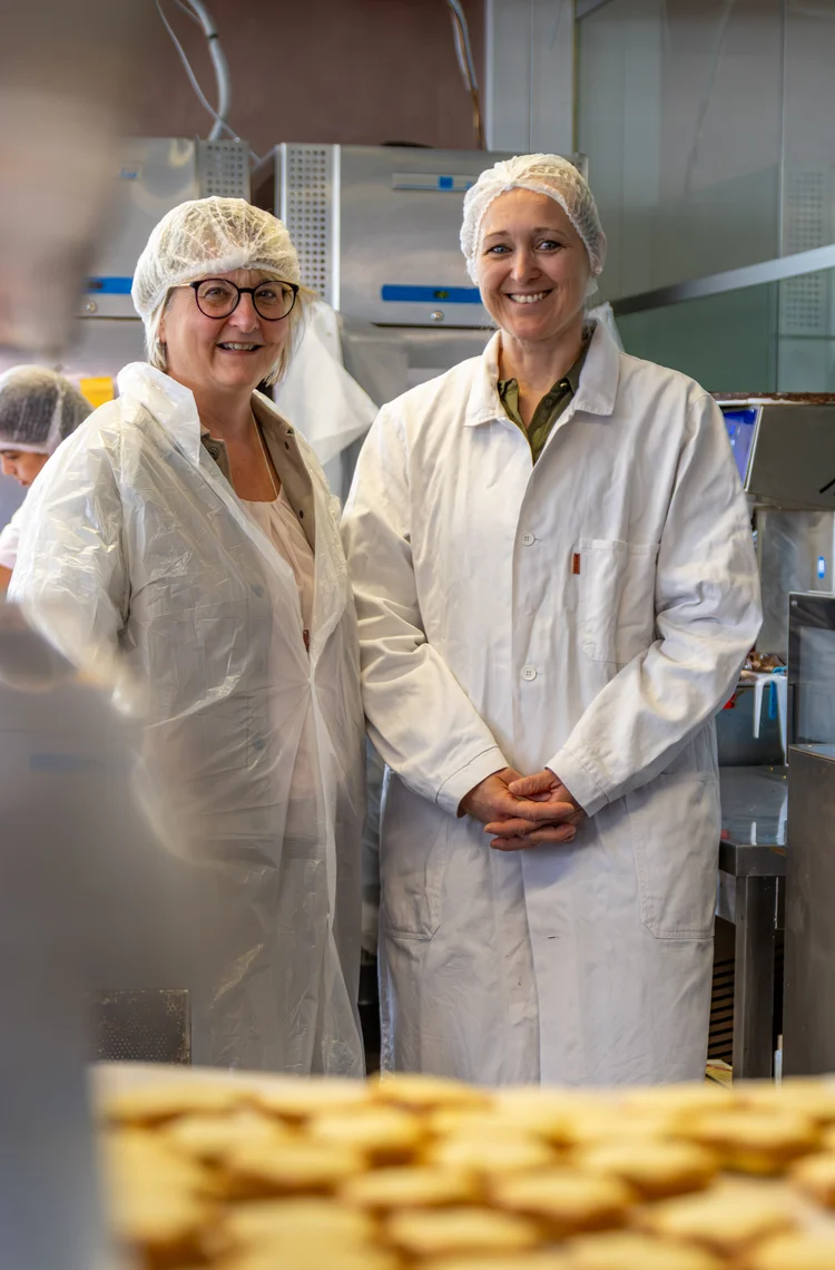 Renate Kamleitner, Andrea Heindl vor Maschine