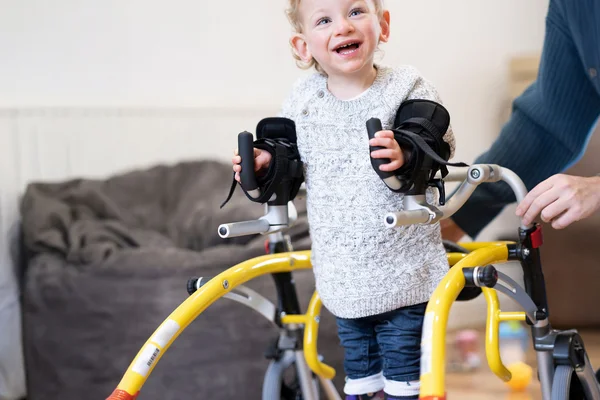 Kind mit Rollator