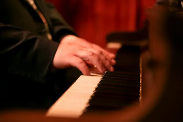 Hände eines Pianisten beim Klavierspielen