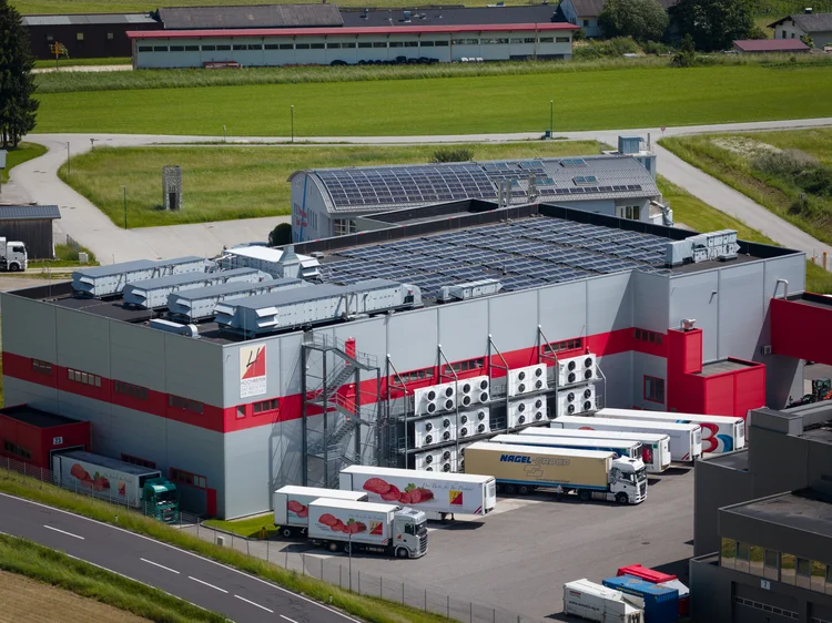 Hochreiter Gebäude mit PV-Anlage