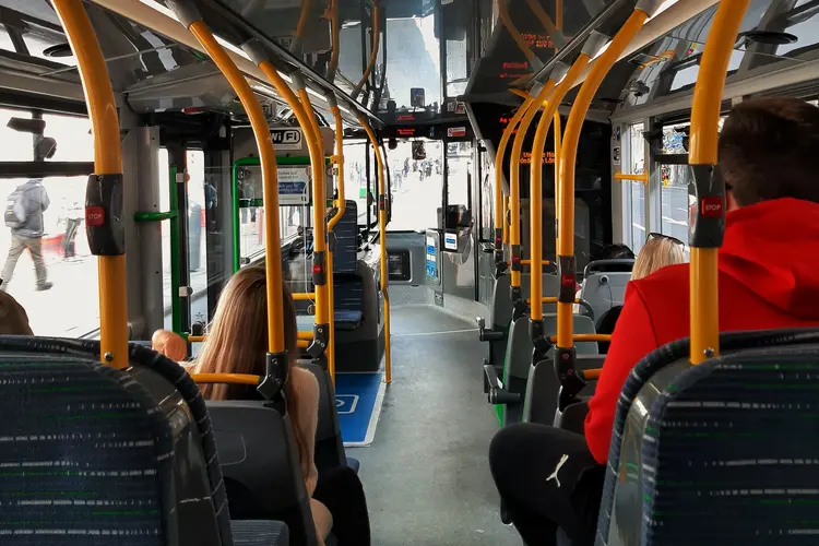 Menschen sitzen in einem Bus