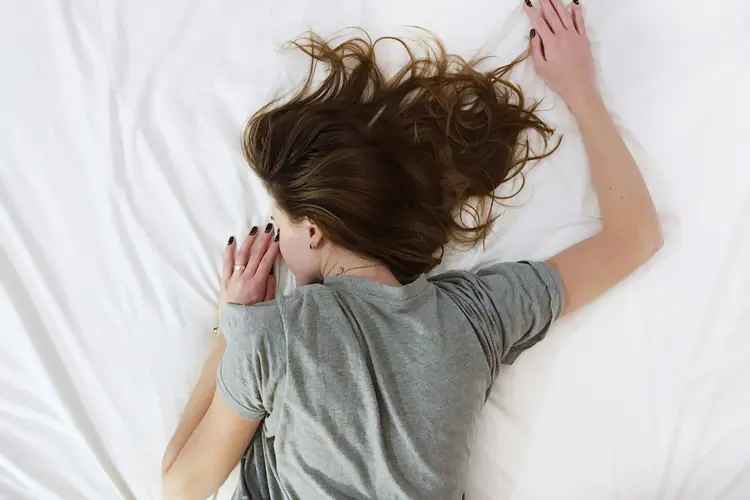 Frau liegt im Bett und schläft