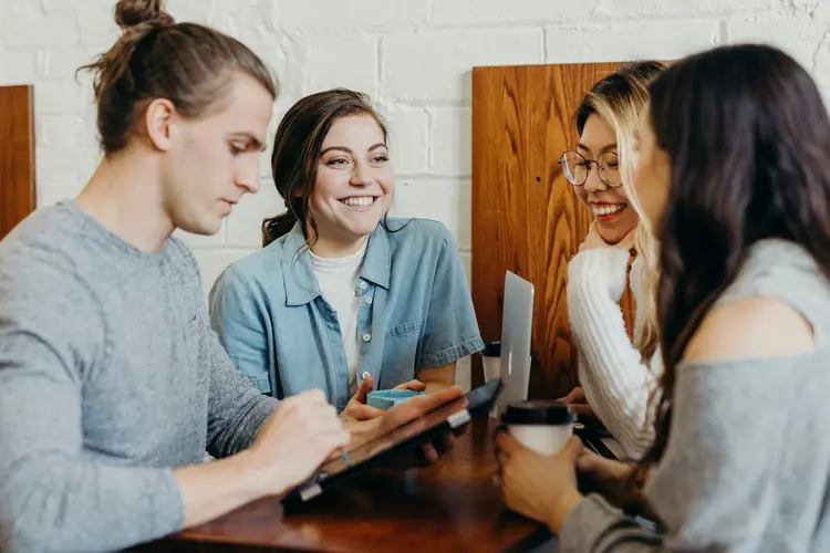 Gruppe von Freunden in einem Cafe