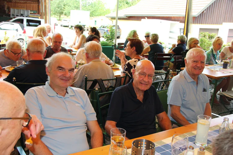 Ehemalige Mitarbeiter beim Sommer-Stammtisch im Gasthaus Niederberger in Leonding 