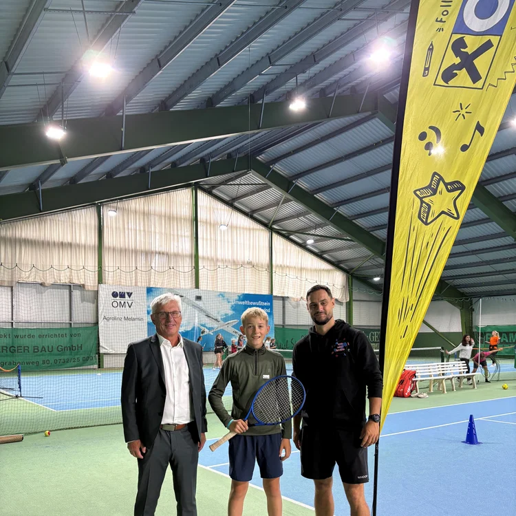 Child at tennis training (KidsmeetSports)