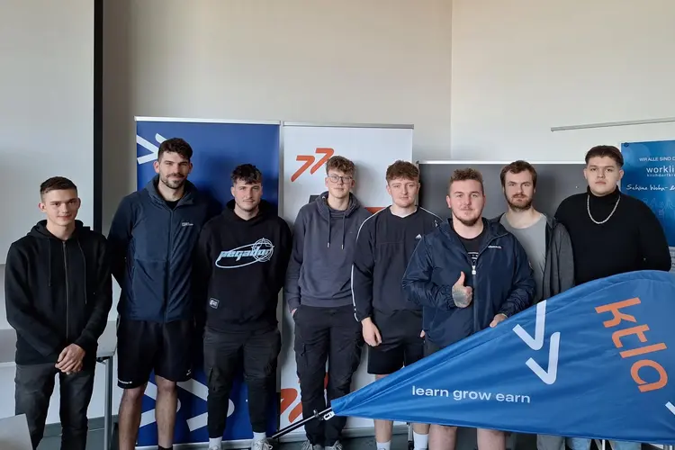 Klassenfoto mit Schülern