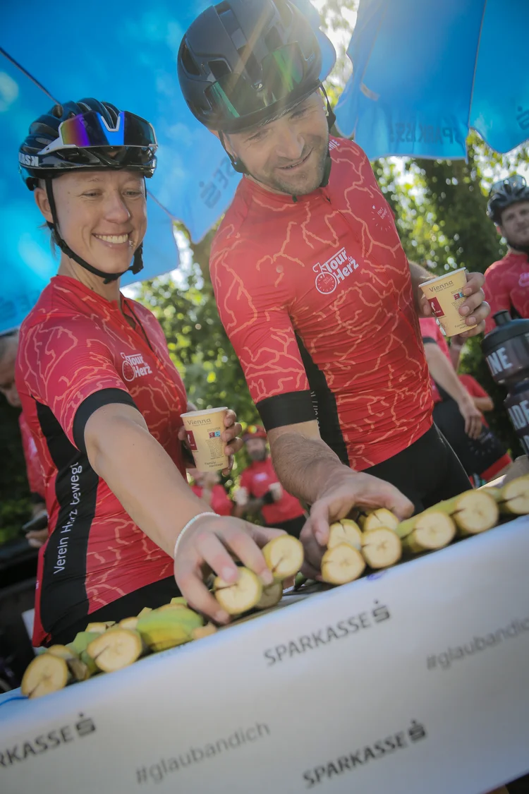 Teilnehmer stärken sich mit Obst