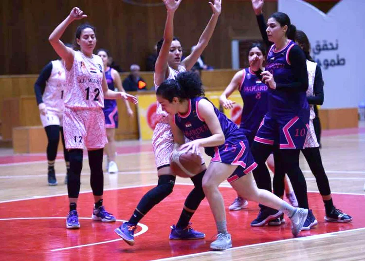 Frauen beim Basketball spielen