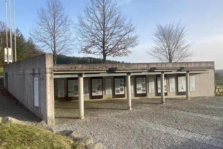 Die DenkStätte als Freiluftmuseum mit Schautafeln