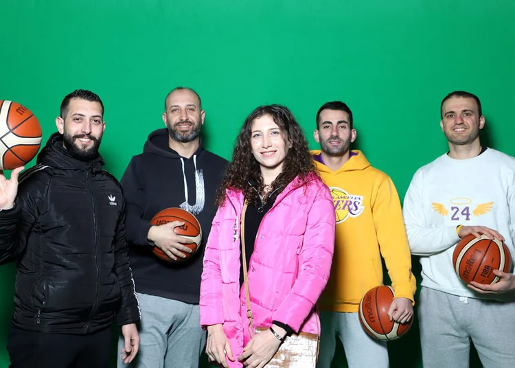 4 Männer und 1 Frau mit Basketbällen