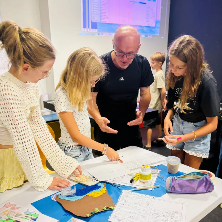 Children doing crafts at Kuddelmuddel