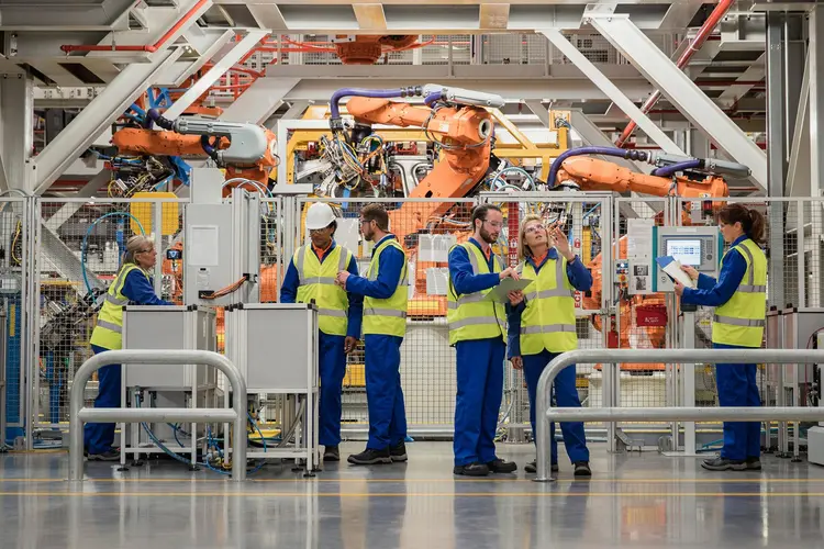 Menschen arbeiten gemeinsam mit Robotern
