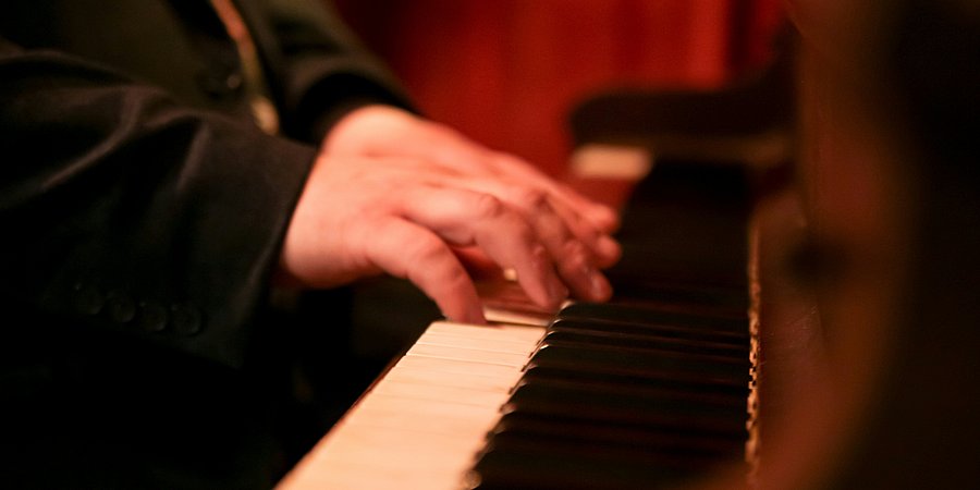 Hände eines Pianisten beim Klavierspielen