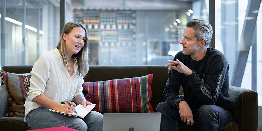 Mann und Frau bei Bewerbungsgespräch, Foto: Linkedin Sales Solutions / Unsplash