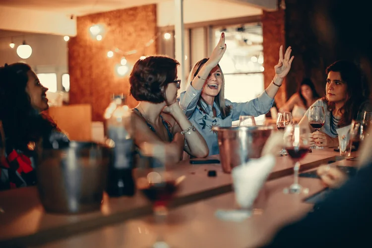 Feiernde Frauen an der Bar