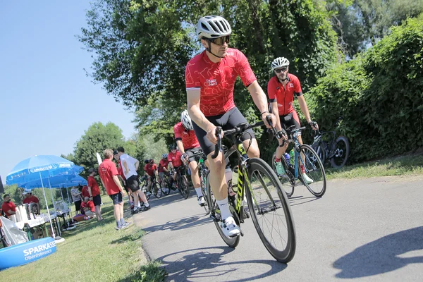 Viele Rennradfahrer auf der Strecke 