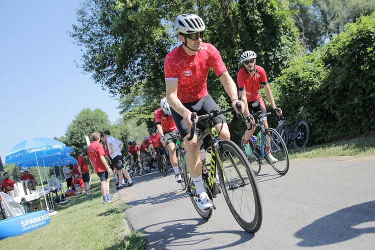 Viele Rennradfahrer auf der Strecke 