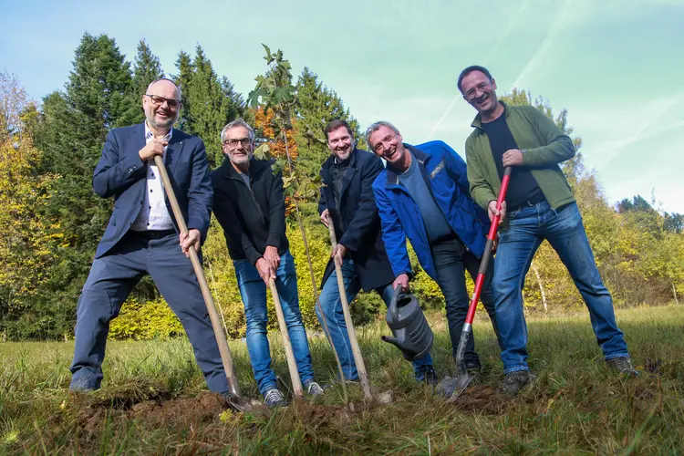 Sparkasse OÖ-Vorstandsdirektor Maximilian Pointner (li.) und KAG-Geschäftsführer Klaus Auer (Bild Mitte) mit den Vertretern des Naturschutzbundes OÖ Fritz Schwarz, Martin Pfeil und Christian Deschka. Fotocredit: Sparkasse OÖ