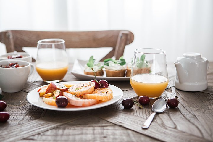 Frisches Obst mit Orangensaft und Tee