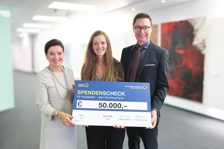 Sigrid Burkowski, Judith Guserl, Andreas Lassner-Klein mit Scheck