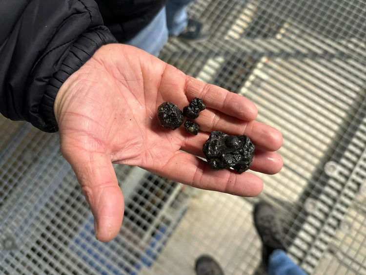 Hand mit KI-sortiertem Asphalt
