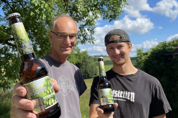 Peter & Erik Krammer mit dem neuen Hopf’n Schlederer Bier in der Hand